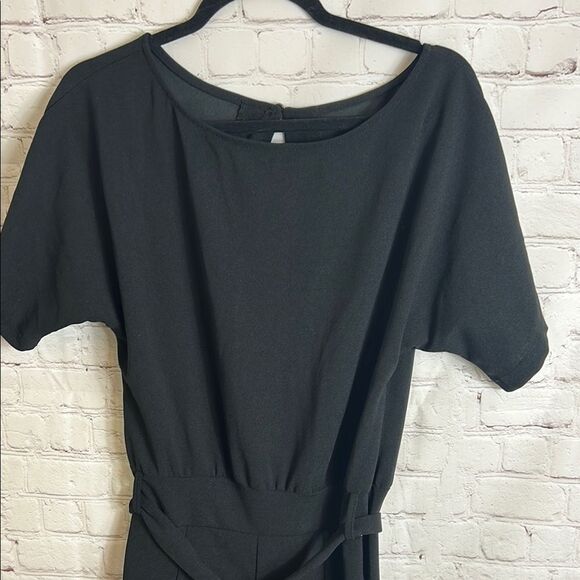 Chic Black Jumpsuit with Belt - Picture 5 of 8